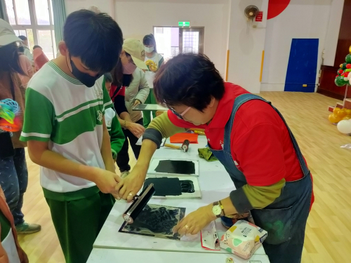 結合學校特色，引進藝術專長教師，提升教師專業