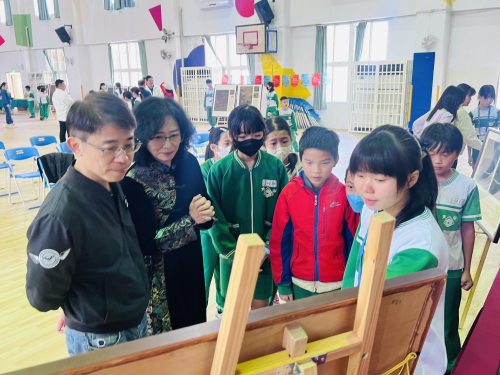 結合各種展覽提升師生藝術氣質