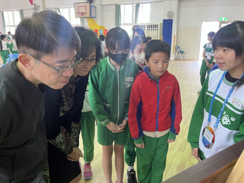 結合各種展覽提升師生藝術氣質