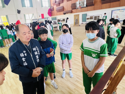 結合各種展覽提升師生藝術氣質