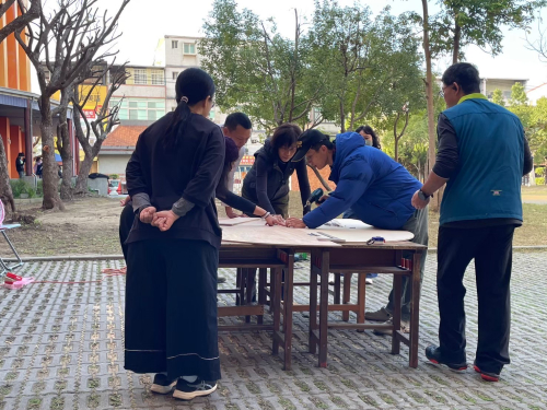 師生共同為作品牆做準備