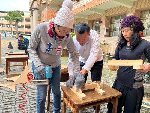 師生共同為作品牆做準備