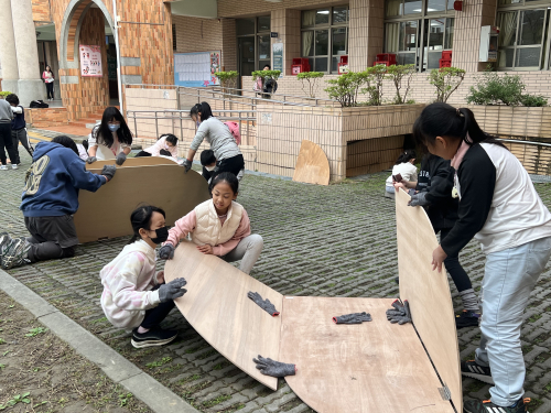 師生共同為作品牆做準備