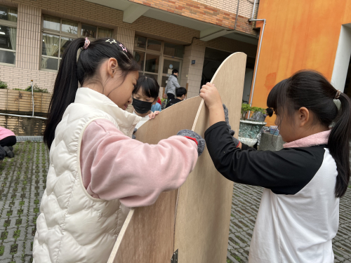 師生共同為作品牆做準備