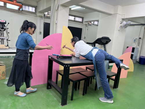 師生共同為作品牆做準備
