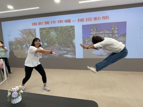 敏芳博士到校指導攝影美感敎學