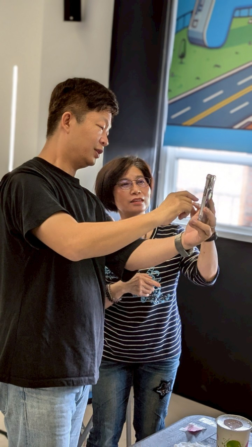 蕭四月老師指導用ipad製作影片及資訊融入美感教育