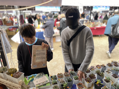 連續4日參加義賣活動