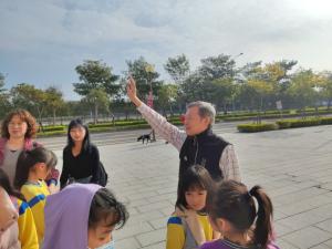 LINE_ALBUM_三灣國小八音新視界-傳承榮興採茶劇團與客家圓樓參訪_240418_3.jpg