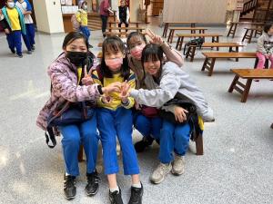 LINE_ALBUM_三灣國小八音新視界-傳承榮興採茶劇團與客家圓樓參訪_240418_5.jpg