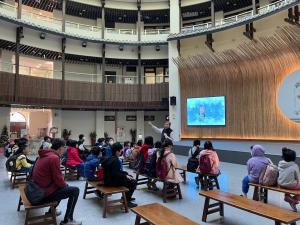LINE_ALBUM_三灣國小八音新視界-傳承榮興採茶劇團與客家圓樓參訪_240418_6.jpg