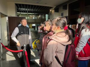 LINE_ALBUM_三灣國小八音新視界-傳承榮興採茶劇團與客家圓樓參訪_240418_8.jpg