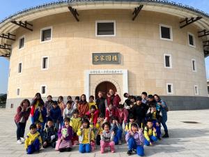 LINE_ALBUM_三灣國小八音新視界-傳承榮興採茶劇團與客家圓樓參訪_240418_9.jpg