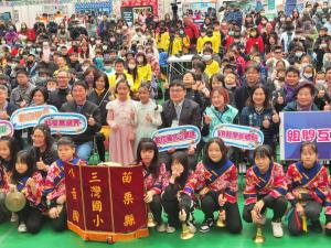 八音與縣長合照.jpg