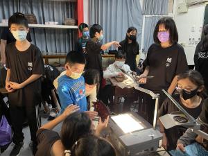 至南河國小藝術展演及進行偶戲教學.JPG